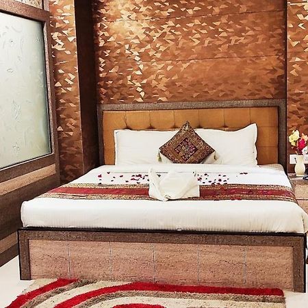 Hotel Aadesh Palace Варанаси Екстериор снимка