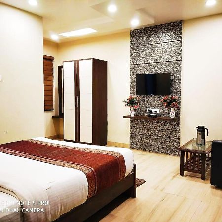 Hotel Aadesh Palace Варанаси Екстериор снимка
