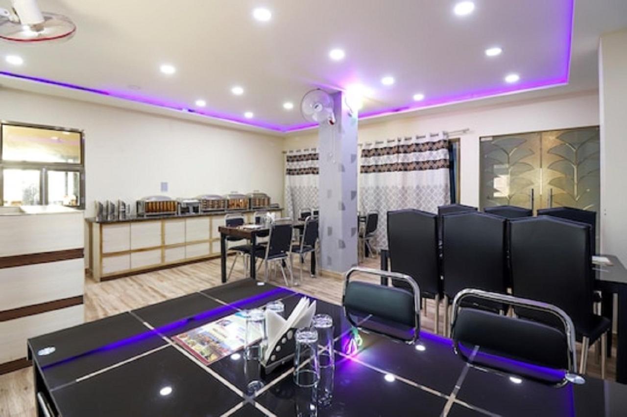 Hotel Aadesh Palace Варанаси Екстериор снимка