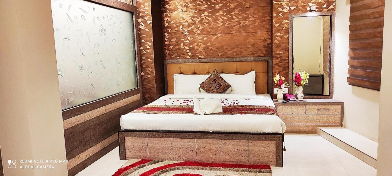 Hotel Aadesh Palace Варанаси Екстериор снимка