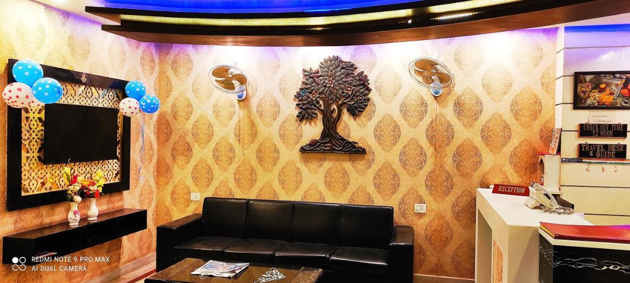Hotel Aadesh Palace Варанаси Екстериор снимка