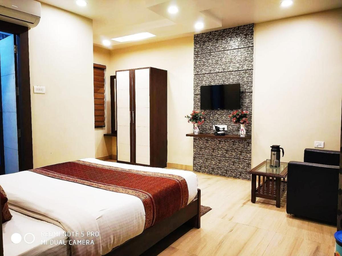 Hotel Aadesh Palace Варанаси Екстериор снимка