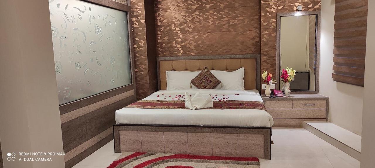 Hotel Aadesh Palace Варанаси Екстериор снимка