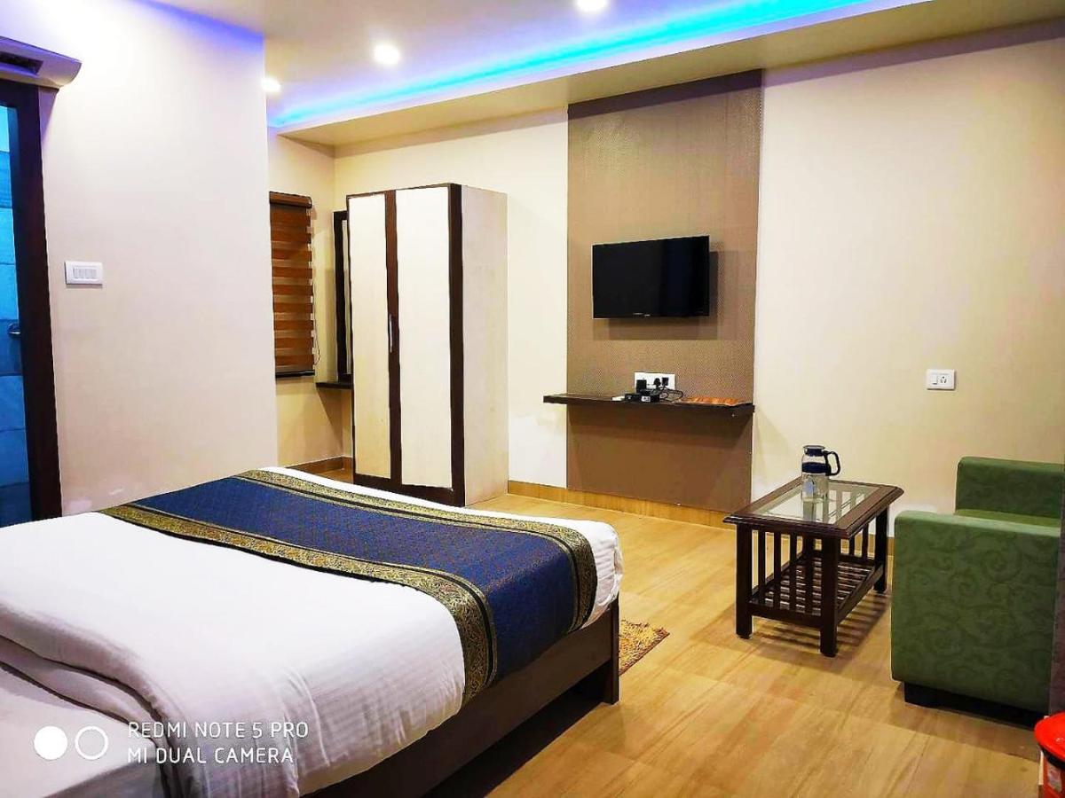 Hotel Aadesh Palace Варанаси Екстериор снимка