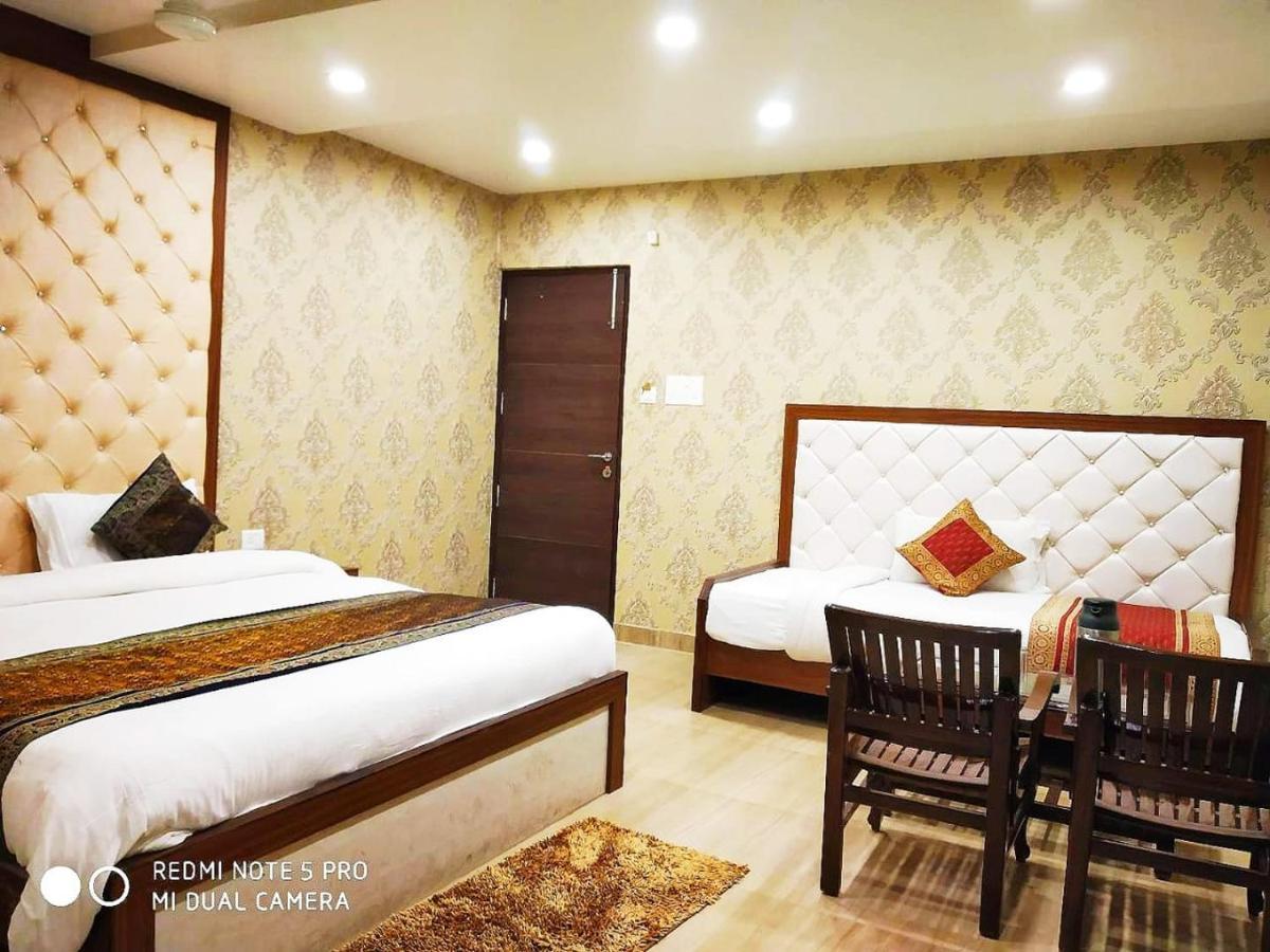 Hotel Aadesh Palace Варанаси Екстериор снимка