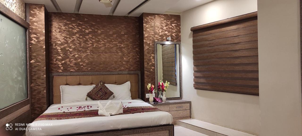 Hotel Aadesh Palace Варанаси Екстериор снимка