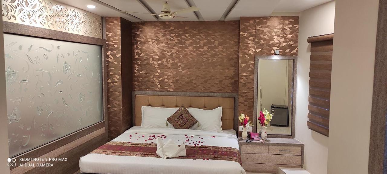 Hotel Aadesh Palace Варанаси Екстериор снимка