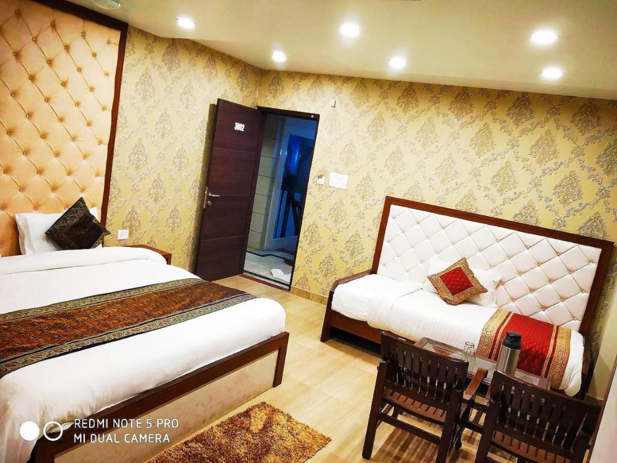 Hotel Aadesh Palace Варанаси Екстериор снимка
