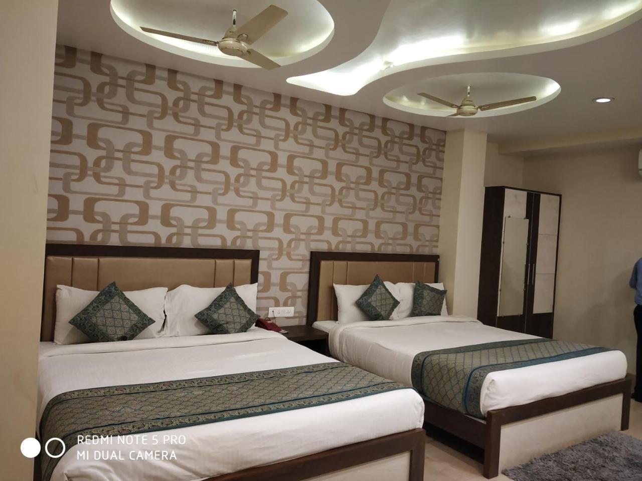 Hotel Aadesh Palace Варанаси Екстериор снимка