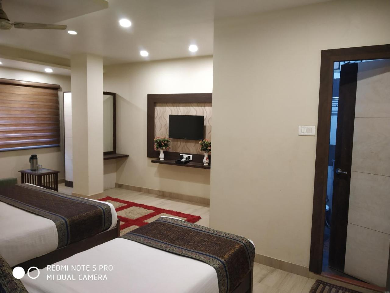 Hotel Aadesh Palace Варанаси Екстериор снимка