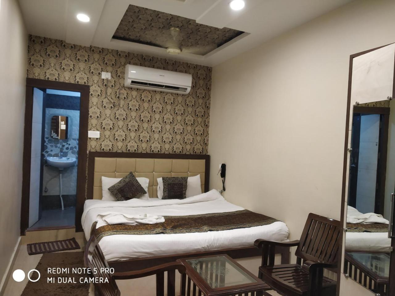 Hotel Aadesh Palace Варанаси Екстериор снимка