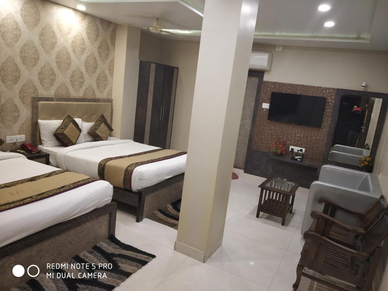 Hotel Aadesh Palace Варанаси Екстериор снимка