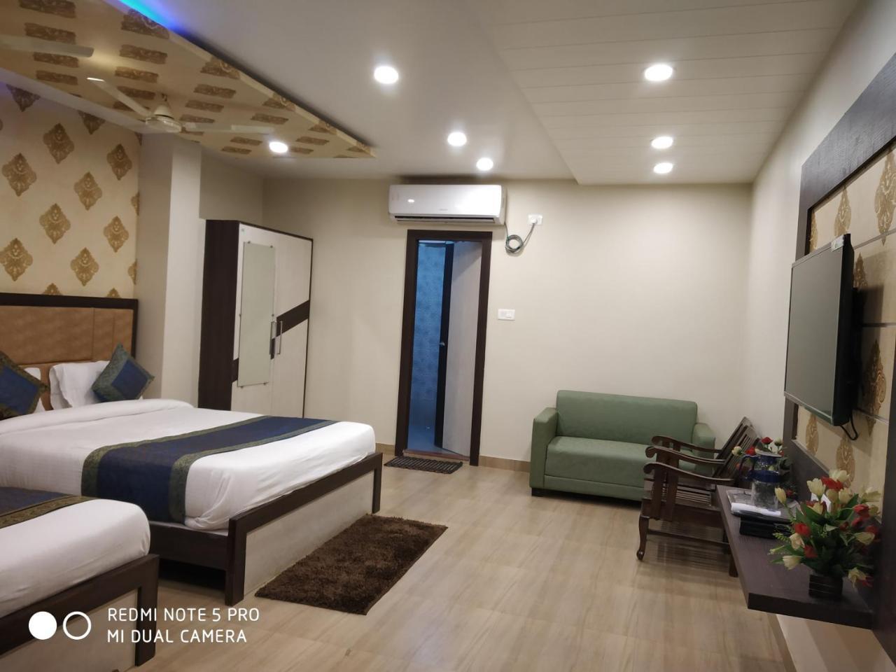 Hotel Aadesh Palace Варанаси Екстериор снимка