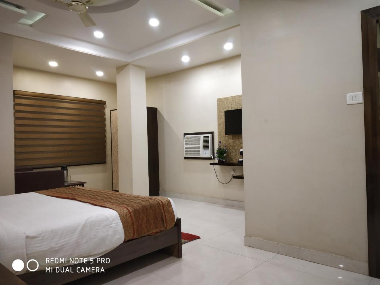 Hotel Aadesh Palace Варанаси Екстериор снимка