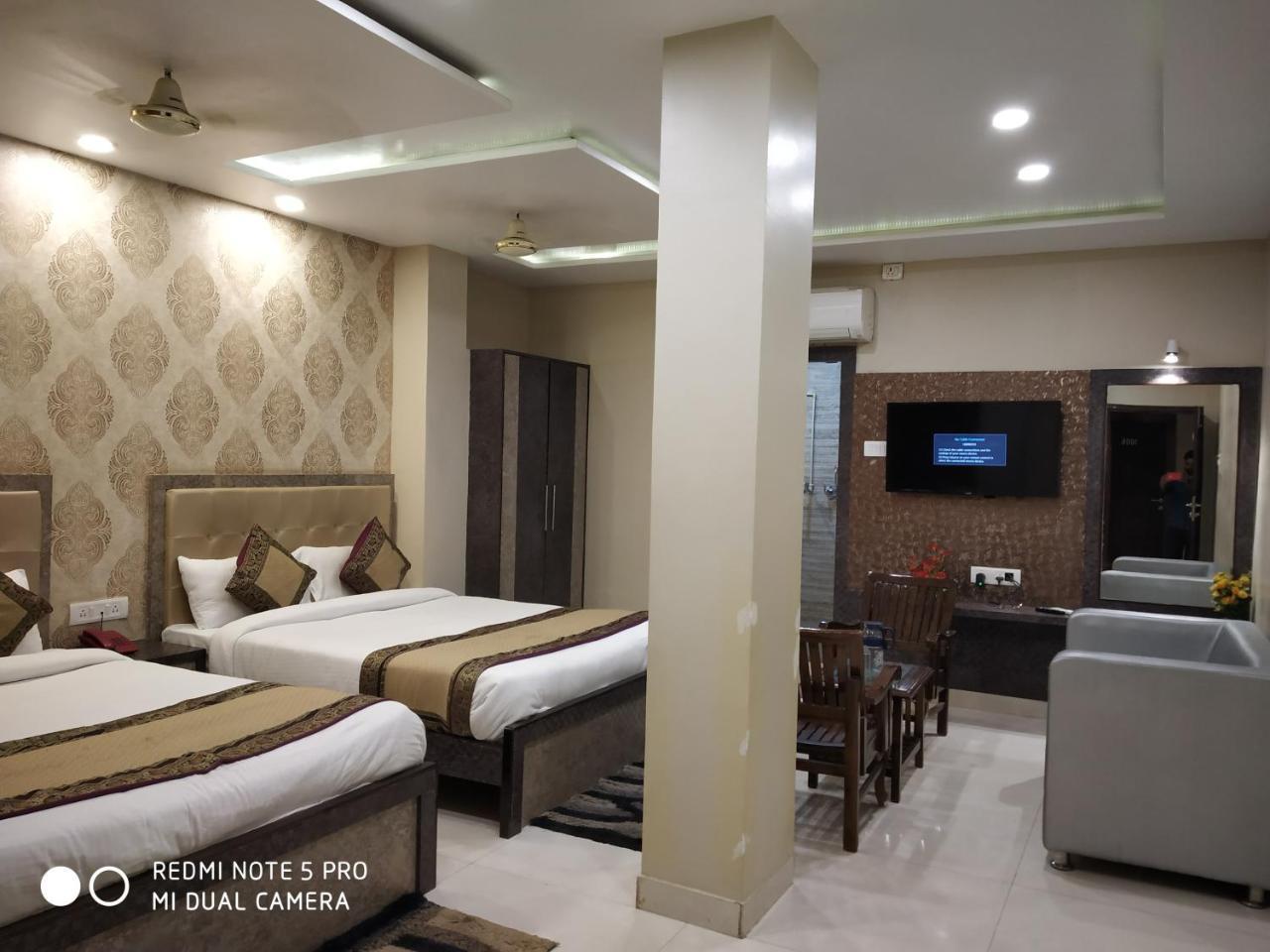 Hotel Aadesh Palace Варанаси Екстериор снимка