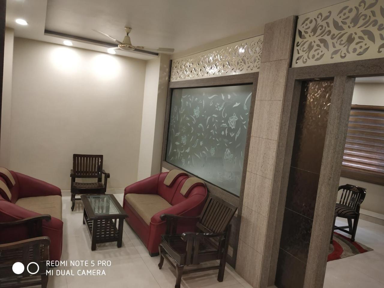 Hotel Aadesh Palace Варанаси Екстериор снимка