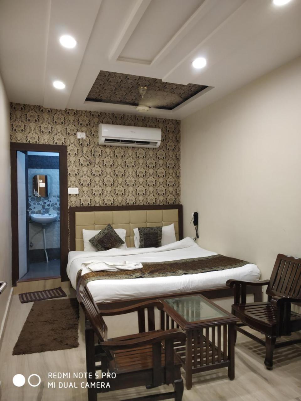Hotel Aadesh Palace Варанаси Екстериор снимка