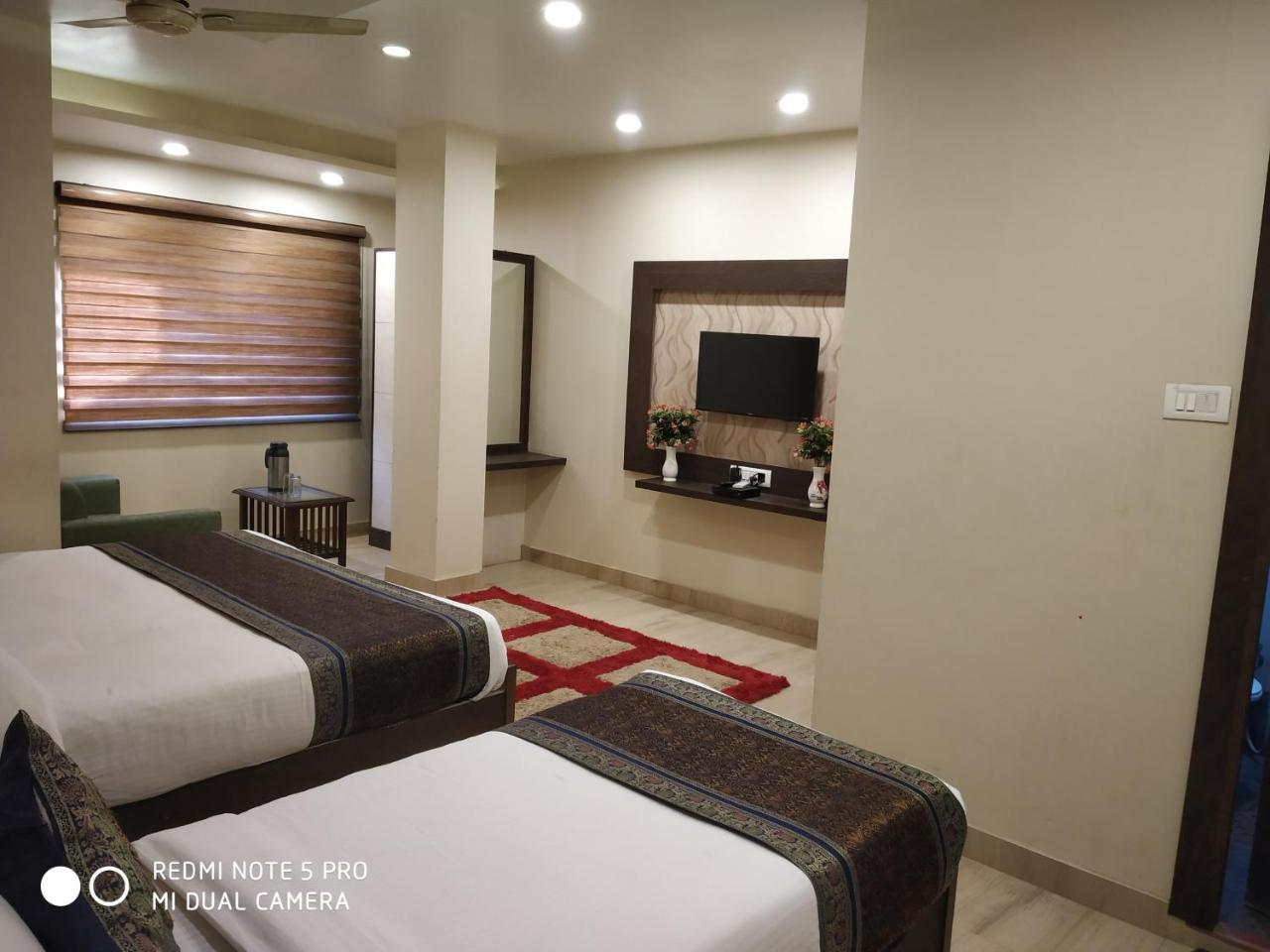 Hotel Aadesh Palace Варанаси Екстериор снимка
