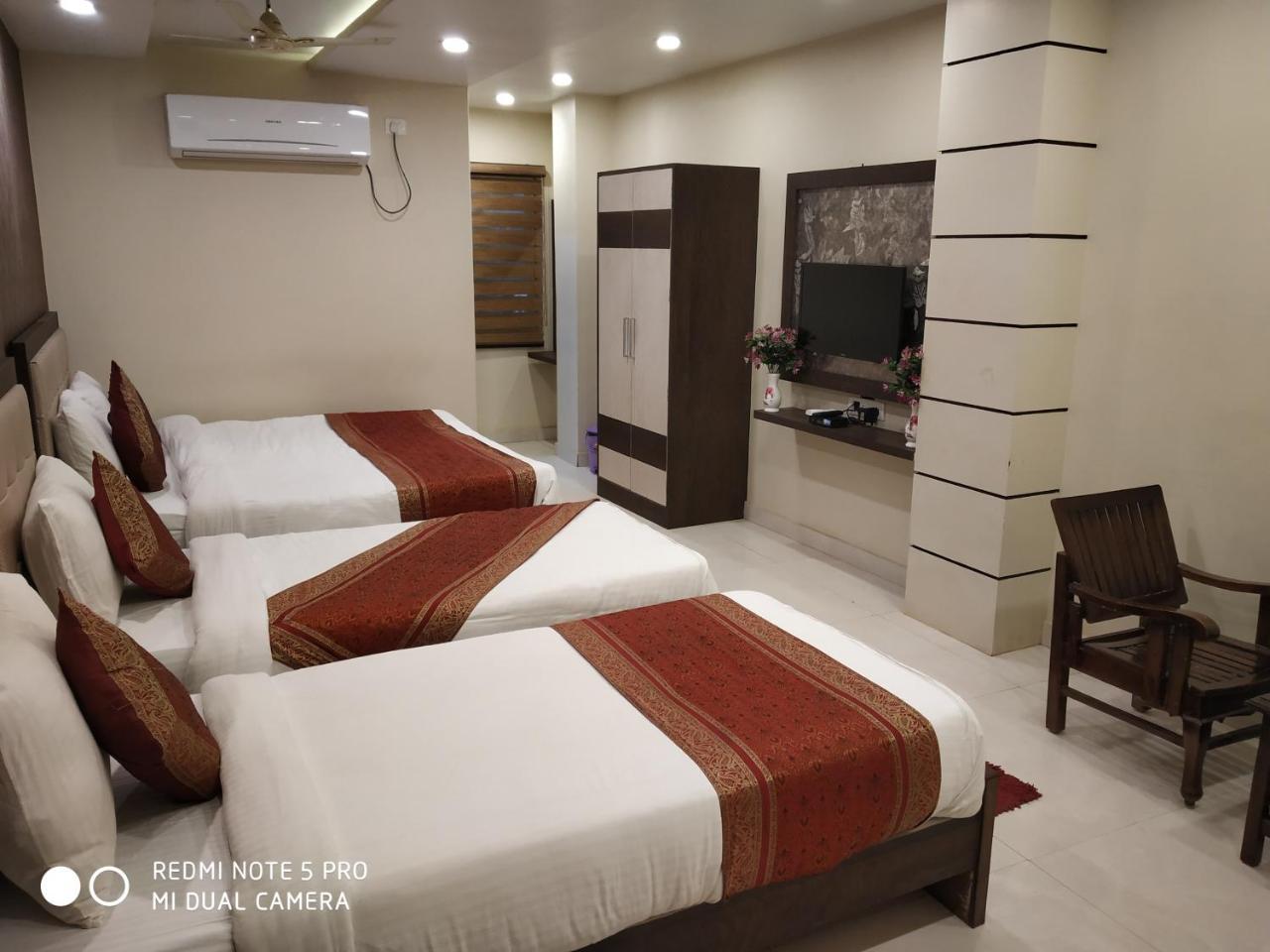 Hotel Aadesh Palace Варанаси Екстериор снимка