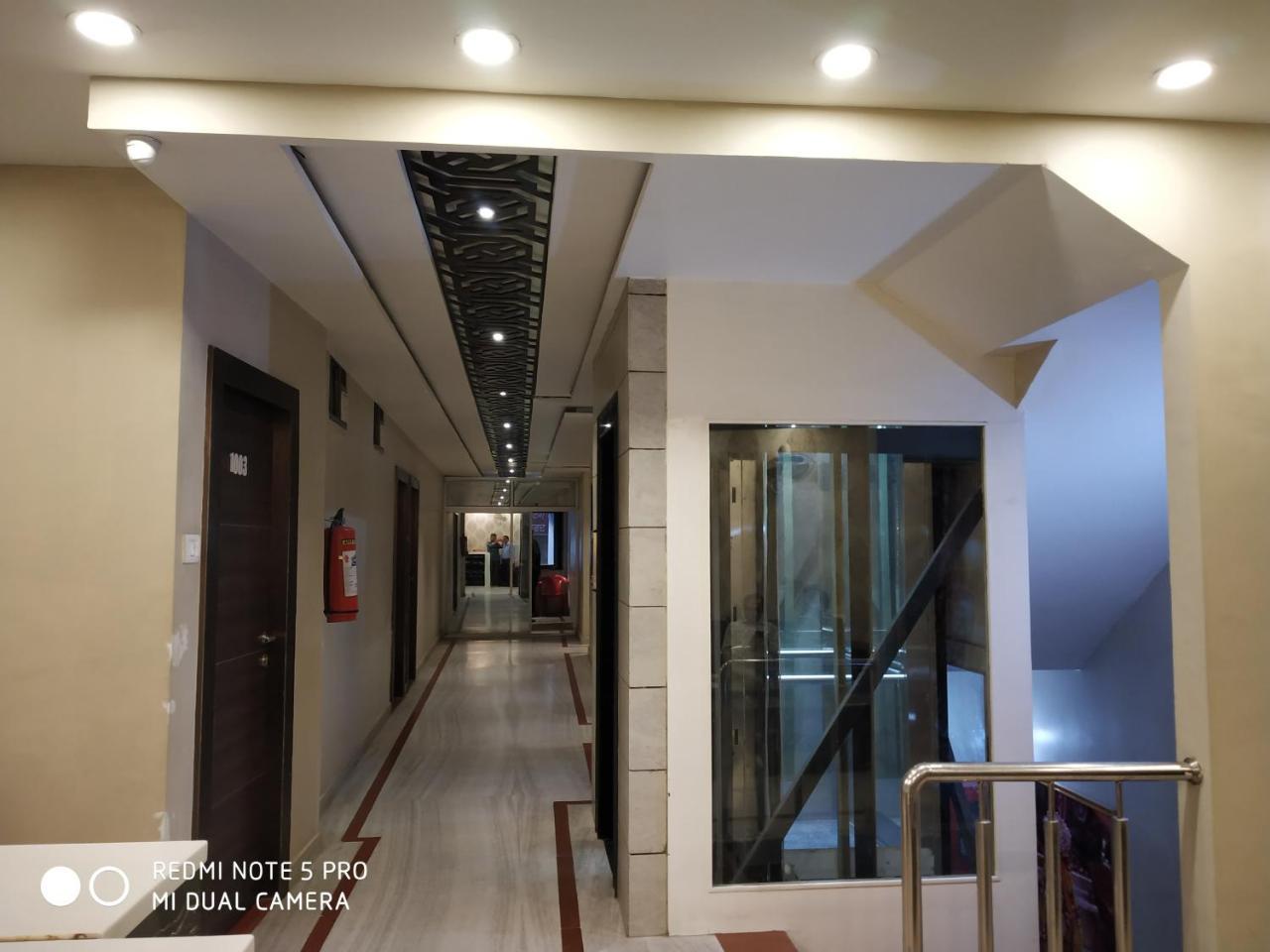 Hotel Aadesh Palace Варанаси Екстериор снимка