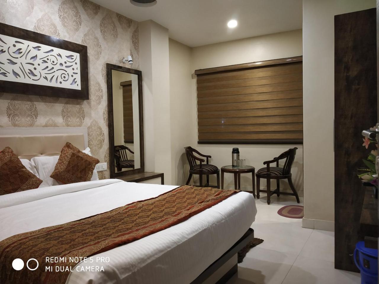 Hotel Aadesh Palace Варанаси Екстериор снимка