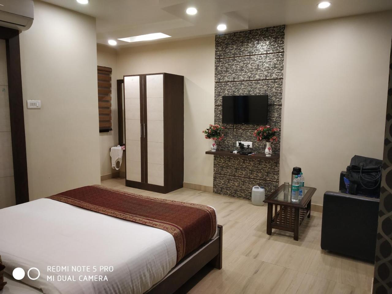 Hotel Aadesh Palace Варанаси Екстериор снимка