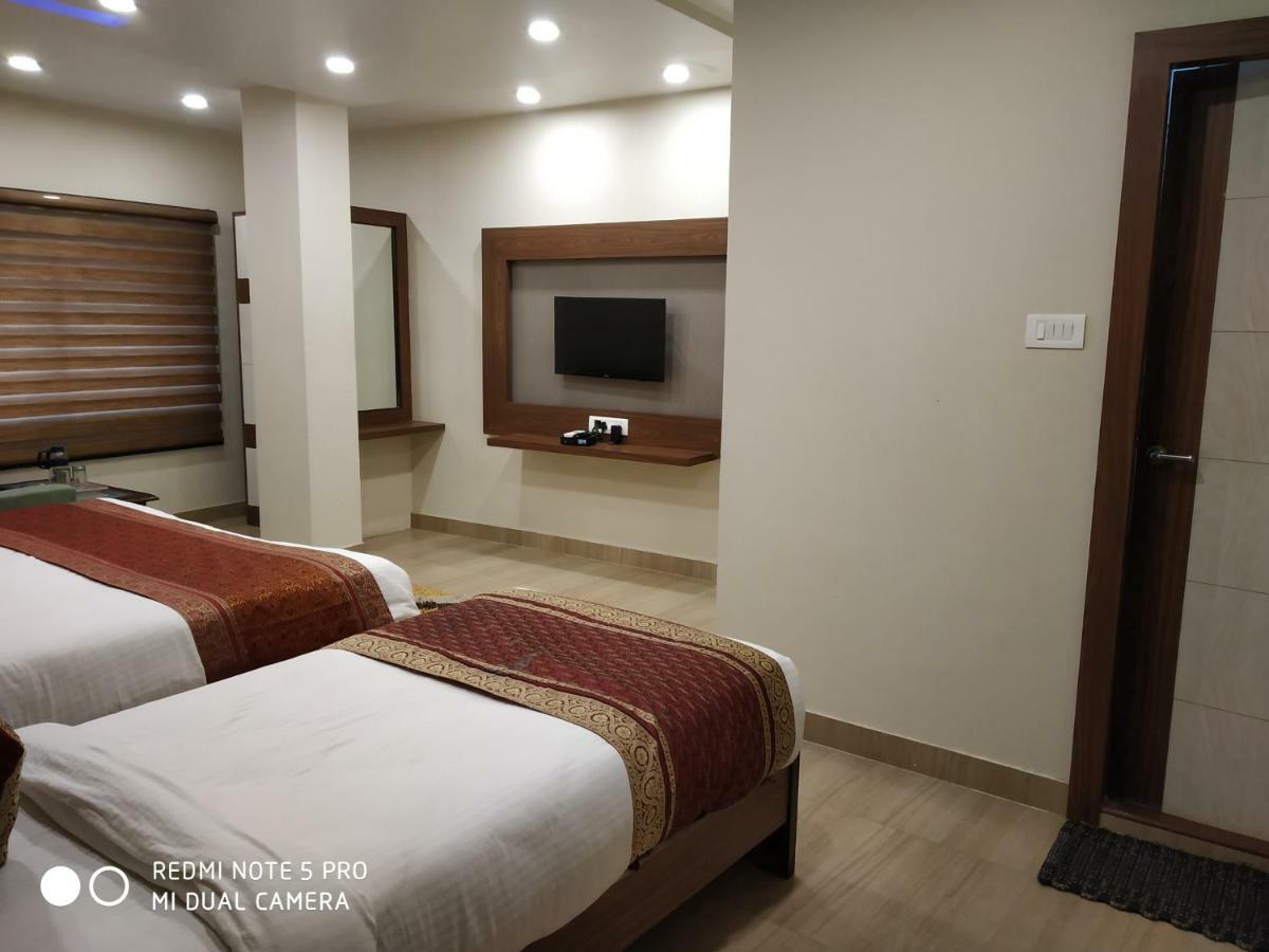 Hotel Aadesh Palace Варанаси Екстериор снимка