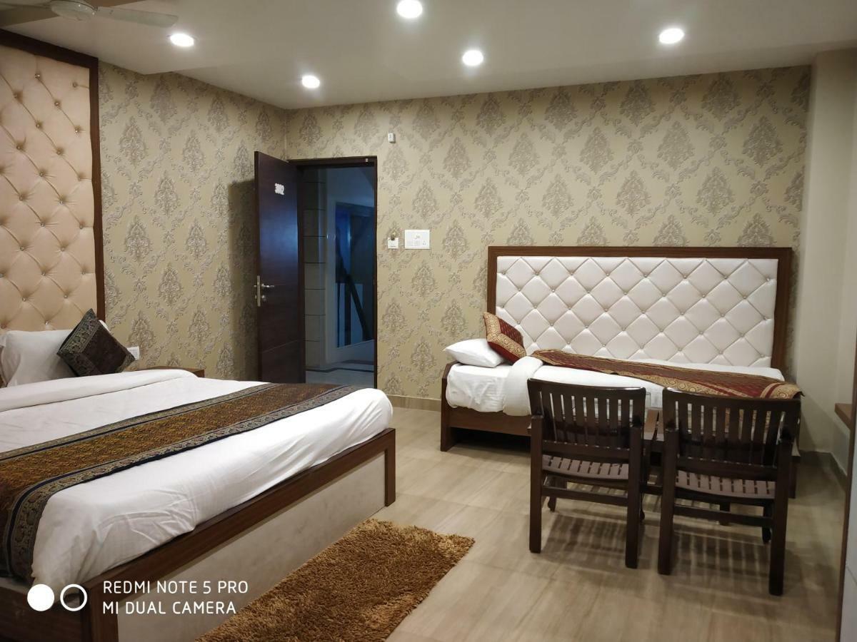Hotel Aadesh Palace Варанаси Екстериор снимка