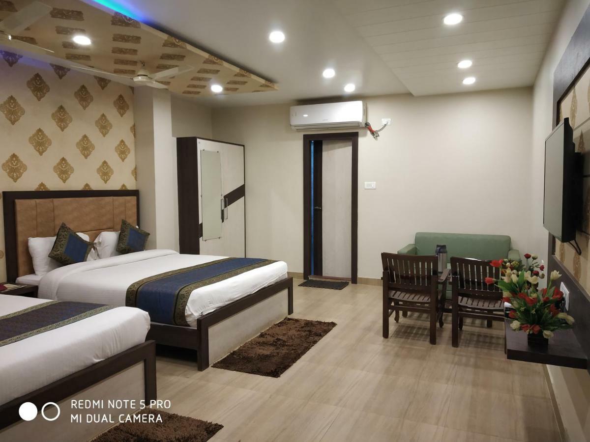 Hotel Aadesh Palace Варанаси Екстериор снимка