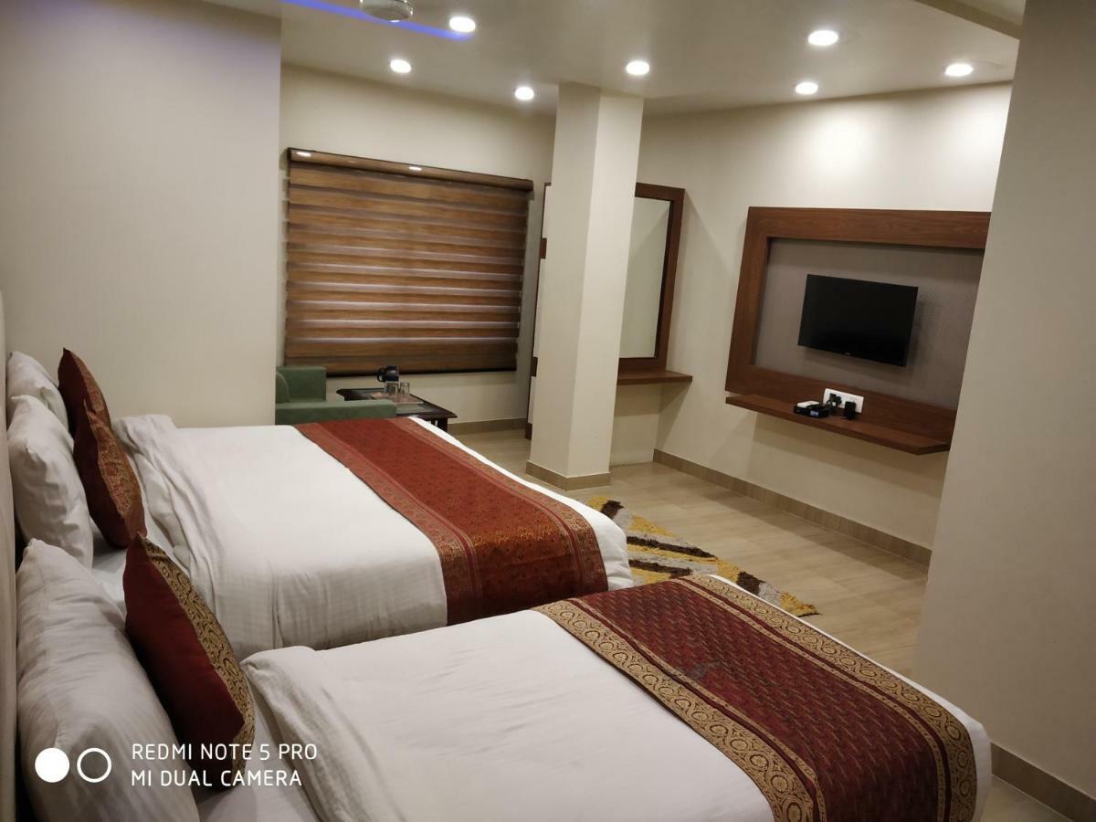 Hotel Aadesh Palace Варанаси Екстериор снимка