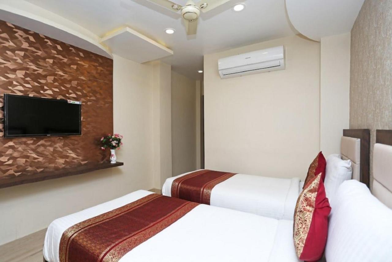 Hotel Aadesh Palace Варанаси Екстериор снимка