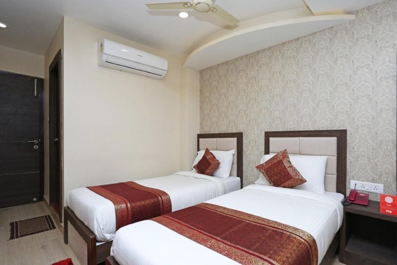 Hotel Aadesh Palace Варанаси Екстериор снимка
